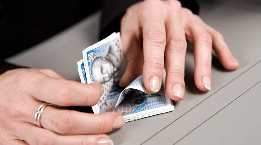 Er du sikker på, at chefen ikke har 'lånt' af din pension? Konkurstruede chefer snyder ofte ansatte for pension. Opdager du det ikke, mister du en del af pengene efter en konkurs.  (Colourfoto)