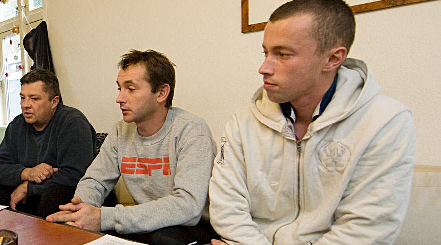 Fra venstre: Andrzej Wazner, Wojciech Swiniuch og Przemyslaw Tomkiel er kabelarbejdere. De tre og deres kollegaer  er blevet snydt for mere end en halv million af firmaet M&T Brolægning, der har lagt kabler for NCC og DONG Energy.  (Foto: Harry Nielsen)