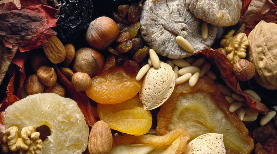 Frugt - tørret eller frisk, alene er som at tisse i bukserne: det smager skønt, men snart vil blodbanen igen være tom for energi, og tankerne vil kredse om det næste sukkerfix.  (Foto: Colourbox)