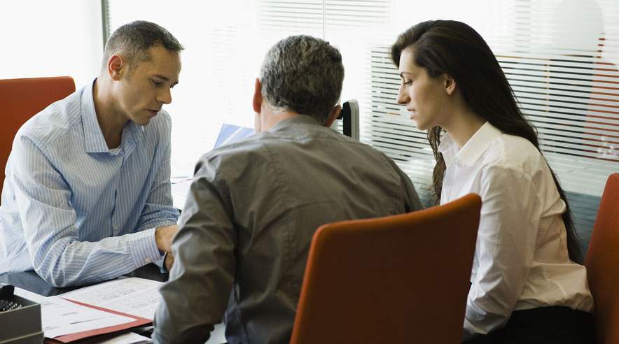 Når to mennesker blottet for økonomisk sans finder sammen, er det næsten dømt til at gå galt før eller siden. En løsning kan være at søge professionel rådgivning. (Foto: Colourbox)