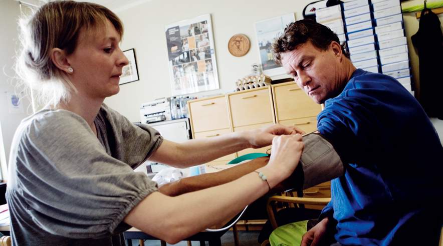 Kim Soelberg fik testet blodtryk, der var OK. Men en lungetesten viste, at års rygning har sat sine spor. ((Foto: Uffe Weng))