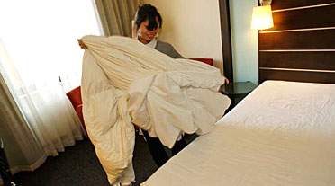 De største hotelkæder har modtaget et brev fra alle verdens stuepiger, som kræver svar på, hvad hotellerne gør for at sikre dem mod sexchikane.