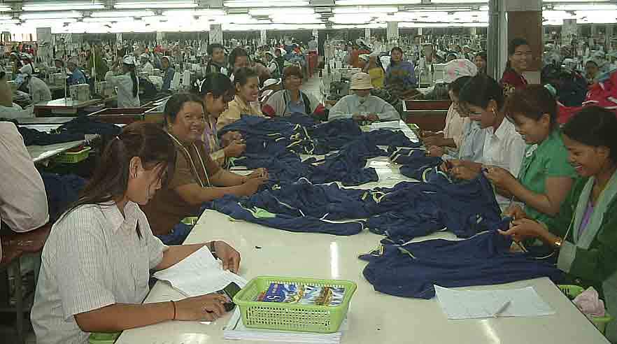 Journalist Carina Carlstrøm fik aldrig adgang til Hung Wah-fabrikken. Billedet af de smilende syersker er udlånt af Hennes & Mauritz. (Foto: H&M)