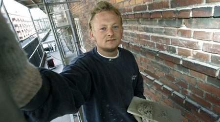 Murersvend Rasmus Jensen på 27 år er ikke i tvivl om, at de gamle svende har en stor del af ansvaret for, at de unge udvikler dårlig sikkerhedskultur og at deres arbejdsulykker ikke anmeldes.  (Foto: Harry Nielsen)