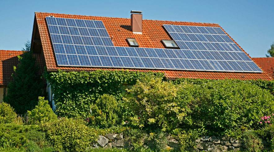 Et særligt energifinansieringsinstitut skal låne til private til udskiftning af de traditionelle energikilder til blandt andet solvarme. Arkivfoto.