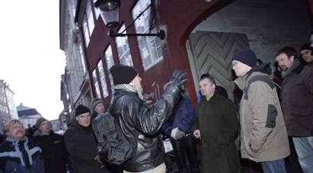 Blokaden foran ejendommen i Ny Kongensgade 11 fortsætter, indtil ejeren, finansmanden Anders Moesgaard har tegnet overenskomst for de polakker, som han i øjeblikket underbetaler.