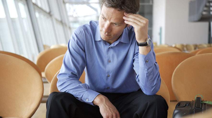 Hvis du er strandet på ferien og ikke kan nå hjem og passe dit arbejde, kan arbejdsgiver trække dig i løn. (Foto: Colourbox)