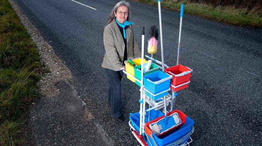 Birgit Pommerencke mister cirka 900 kroner efter skat om ugen. Hun drømmer derfor om, at hendes seks arbejdsgivere sammen kunne finde de 16 ugentlige timer, hun mangler til et fuldtidsjob. (Foto: Michael Bo Rasmussen)