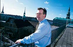 - Der ingen grund til panik. Det er ingen huller eller smutveje i Østaftalen. Borgere fra de nye EU-lande, der vil arbejde på det danske arbejdsmarked, er omfattet af de nye regler. Det betyder, at de skal have en arbejdstilladelse, lyder det fra beskætigelsesminister Claus Hjort Frederiksen efter sid.dk's afsløringer.