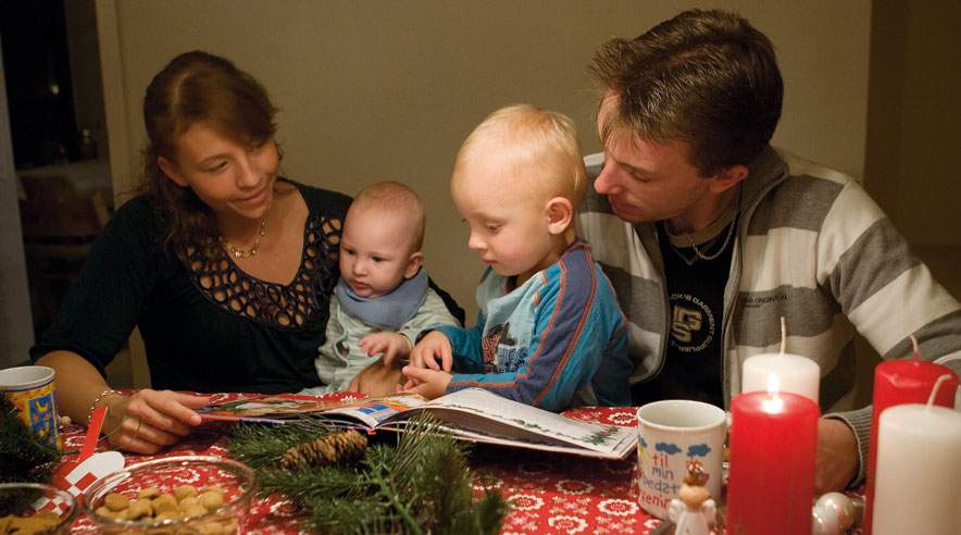 Thomas og Ditte ved endnu ikke, hvad de skal give hinanden i julegave, men der er tid nok. Også til julehygge og højtlæsning for drengene Nickolai og Frederik. (Foto: Niels Åge Skovbo)