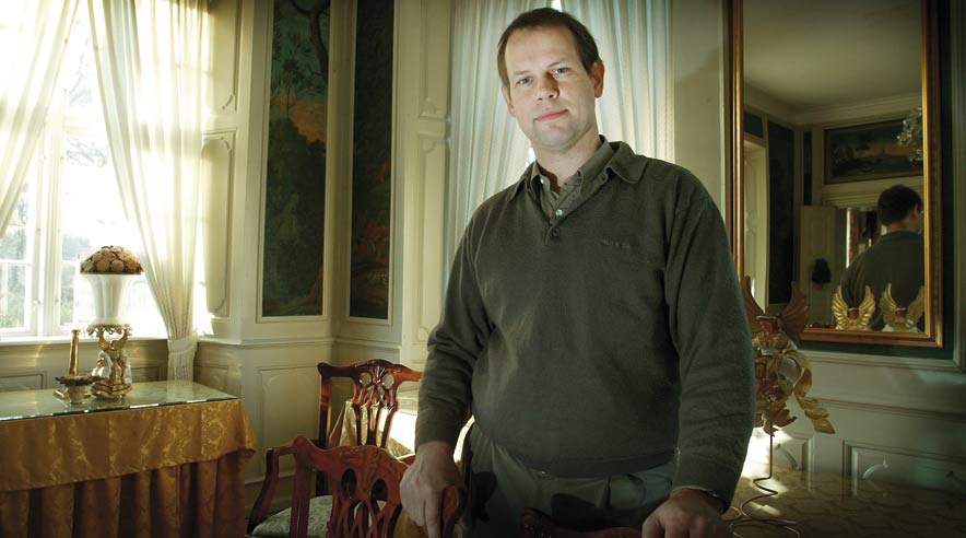 Godsejeren Gorm Lokdam har tabt en række sager om elevsnyd. Alligevel kan han fortsætte med at uddanne elever på sine slotshoteller. Det er faldet S og DF for brystet. (Foto: Michael Koch/Nordjyske)