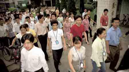 Disse arbejdere i Kinas industricenter, Shenzhen, får måske bedre mulighed for at strejke.  (Foto: Søren Zeuth)