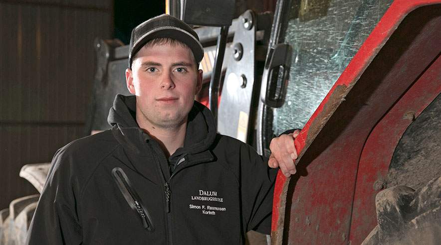 19-årige Simon Rasmussen kørte med maskiner dagen lang og passede tørreri om natten, mens han arbejdede for en af Danmarks største svinebaroner.  (Foto: Heidi Lundsgaard)