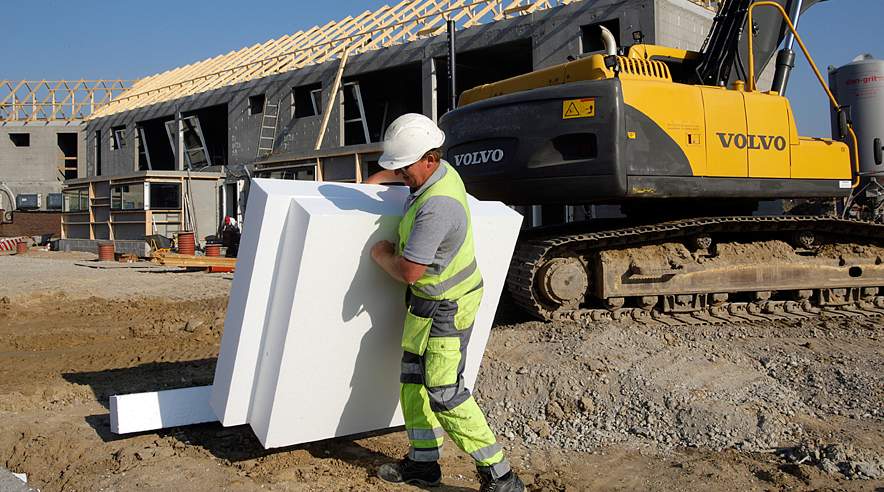 Udenlandske firmaer dropper gravemaskiner og kraner og sætter østarbejdere til at løfte, slæbe og grave i stedet. (Foto: Harry Nielsen)
