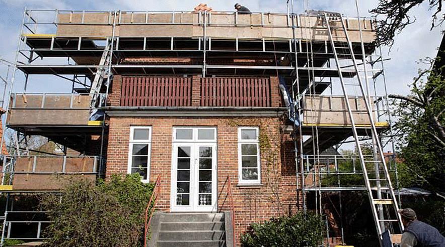 De litauiske bygningsarbejdere i det danske firma Net Construction har været genstand for den første sag om underbetaling efter de nye overenskomster. De arbejder i øjeblikket med at renovere en ældre villa i Valby i København. Foto: Harry Nielsen.
