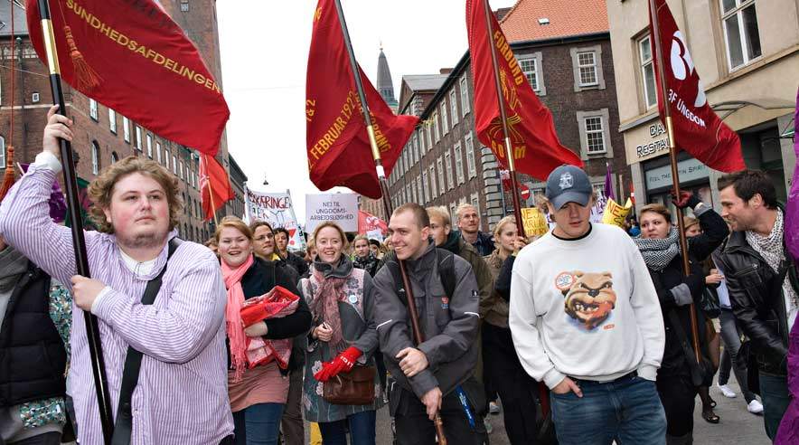 De røde faner blev luftet i går. Det skete, da unge 3F'ere deltog i de landsdækkende demonstrationer mod forringelser på uddannelsesområdet.  (Foto: Hanne Loop)