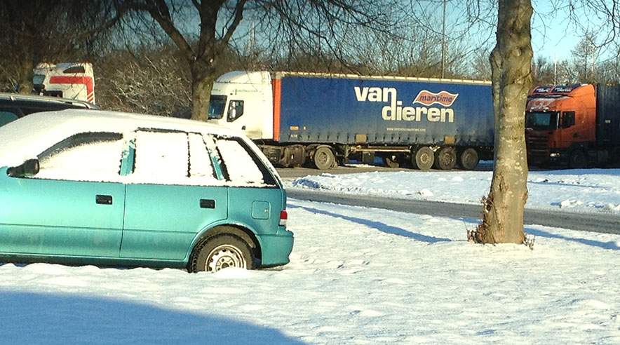 Hollandske lastbiler, der har østchauffører bag rattet, kører gods i Sydjylland, fordi jernbane er ødelagt. 3F betragter transporterne som ulovlig piratkørsel, der nu er meldt til politiet.  (Privatfoto)