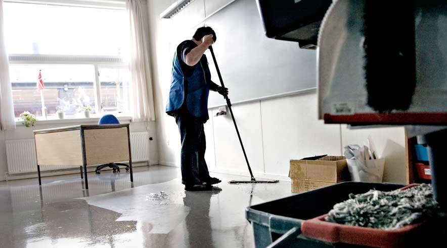 Rengøringsfolk har rekord i førtidspension. Alligevel får kun 10 procent anerkendt arbejdsskader, der kommer af nedslidning. (Arkivfoto)