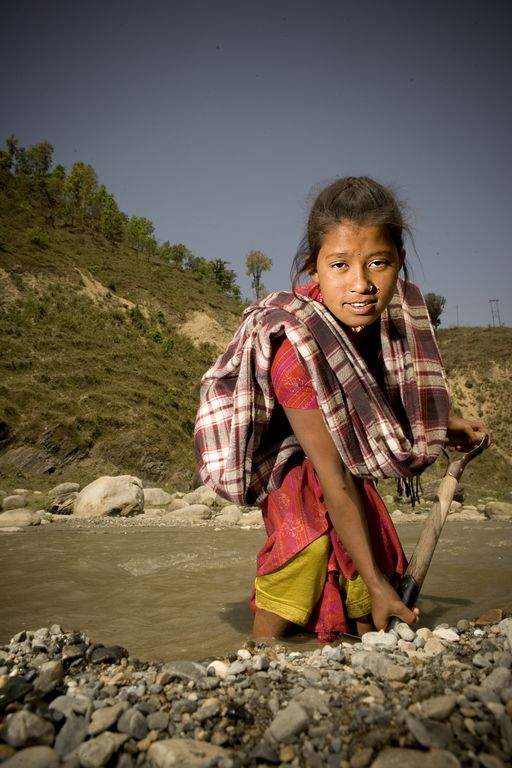 Arbejdere der graver sten ved floderne i Nepal rammes af forandringer i klimaet. Her er det   (Foto: Søren Zeuth)