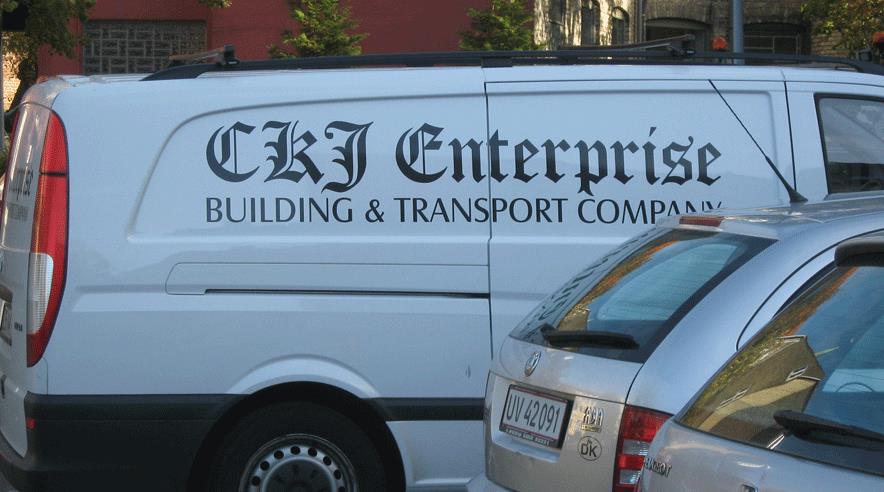 Direktør Krzystof Capar fra CKJ Enterprise siger, at CKJ ikke længere arbejder i Danmark. Her er firmaets biler fotograferet for nogle måneder siden i Slagelse. (Privatfoto)