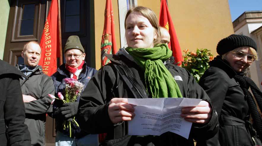 Katrine Willumsen læser en erklæring op for de fremmødte støtter. Bagerst ses pølsemanden Preben Mikkelsen, som tidligere blev frifundet for alle anklager.
