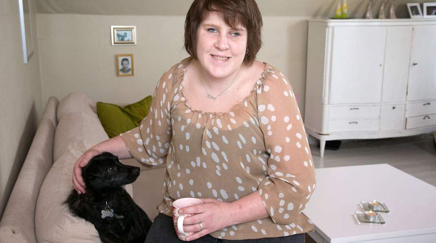 - Det er rigtigt fedt, at 3F har vundet min sag, siger Sara Petersen, som nu får efterbetalt godt 125.000 kroner. (Foto: Heidi Lundsgaard)