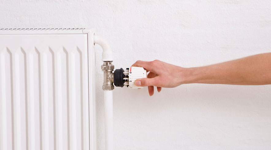 Hvis du vil have et godt indeklima, så skal du ikke skrue for højt op for radiatoren. Hvis det er for varmt, så bliver du hurtigt uoplagt og træt. (Foto: Colourbox)