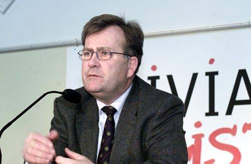 Beskæftigelsesminister Claus Hjort Frederiksen skal forsøge at komme med svar på, hvordan udviklingen - med 35.000 flere ledige alene i 2003 - kan vendes.  (Harry Nielsen)