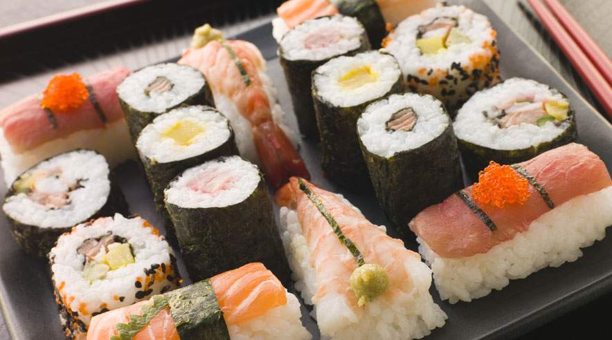 En populær spise - men de hvide ris gør, at man ikke skal stoppe sig med sushi flere gange om ugen. (Foto: Colourbox)