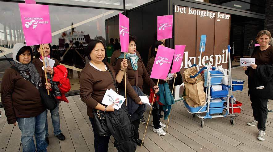 Kvinder og mænd skal have samme løn, når deres arbejde er lige meget værd. Det var en del af budskabet på 3F-flyers, der blev delt ud ved Skuespilhuset i fredags. (Foto: Harry Nielsen)
