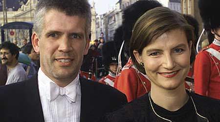 Politikere fra oppositionen undrer sig over, at  Ulla Tørnæs fortsat har rod i sin privatøkonomi og ikke kender til de faktiske forhold i ægtefællen Jørgen L. Tørnæs' (tv) selskaber. Ikke mindst i betragtning af, at hun i marts 2005 nær var blevet fyret som minister på grund af gemalens brug af illegal arbejdskraft. (Foto: Polfoto)