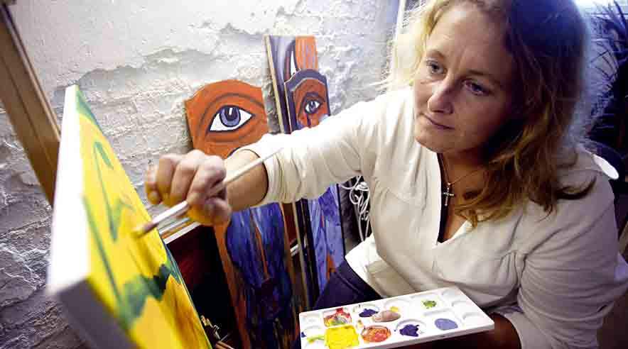 - Jeg føler mig fuldstændig ubrugelig. Det er et nederlag, hver gang det slår fejl. siger Susan Bossen, der til gengæld får energi af at male. (Foto: Anders Bach.)