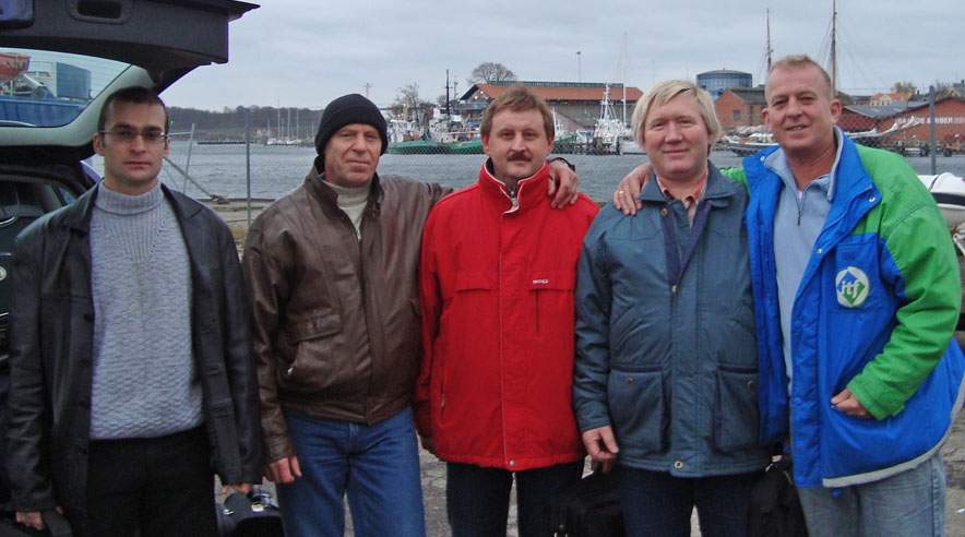 De fire søfolk ombord på Lis Weber er kommet i klemme efter konkurs. De har ikke fået løn siden september. Og 3F og ITF har måttet hjælpe med mad og faglig bistand. De fire søfolk har her selskab af ITF-inspektør Morten Bach (th)