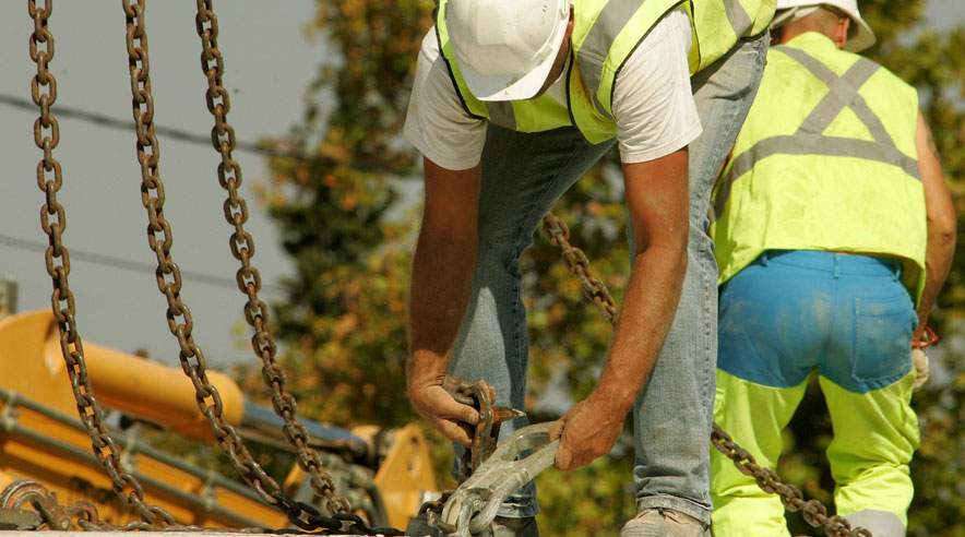 Flere murere, tømrere og andre byggearbejdere bliver hentet af en ambulance, fordi de er blevet ramt af en ulykke. (Foto: Colourbox)