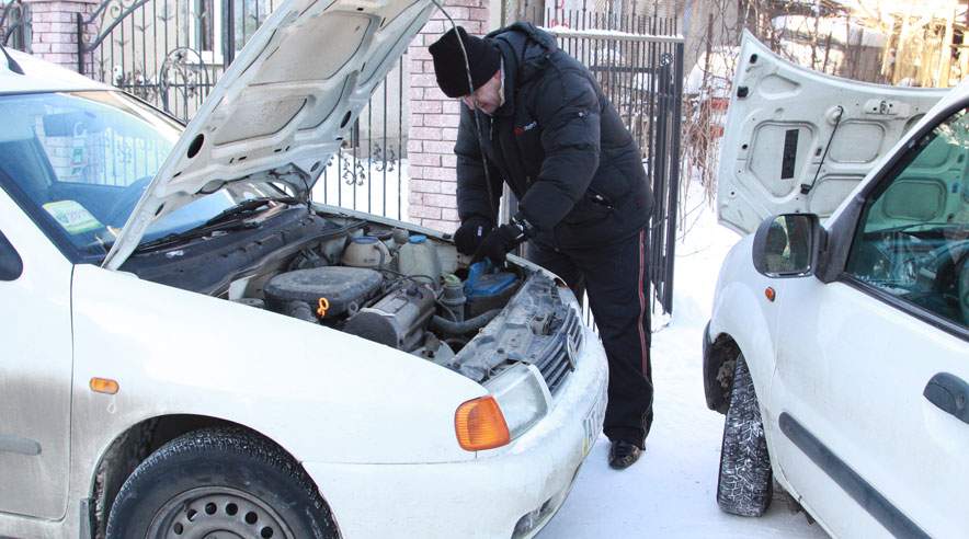 Hvis bilen ikke vil starte på en kold vintermorgen, så er det frem med startkablerne. (Foto: Colourbox)