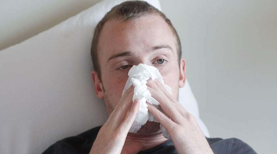 Vi er godt på vej ind i sæsonen for hoste, nysen og ondt i halsen. (Foto: Colourbox)