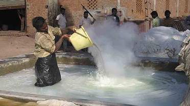 DR-programmet "Når tilbud dræber" viste billeder af indiske arbejdere, der forarbejdede tekstiler i syrebade uden nogen form for beskyttelse. Foto: Lotte la Cour