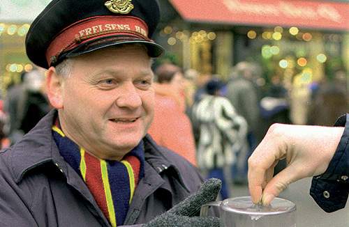 Frelsens Hær forventer i år at kunne hjælpe 5.500-6.000 familier på landsplan. Sidste år uddelte organisationen for 3,6 millioner kroner i julehjælp og forventer at bruge et tilsvarende beløb i år. (Arkivfoto)