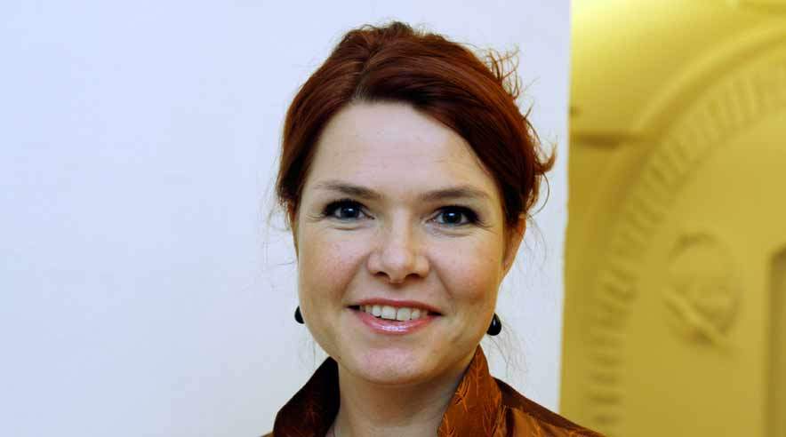 Minister for ligestilling Inger Støjberg (V) har ”klappet hælene sammen og gjort, som EU siger.”