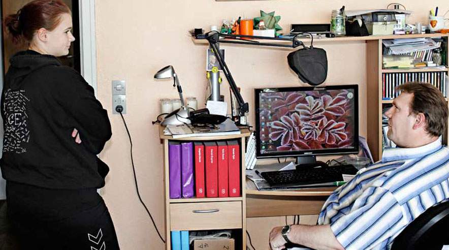 Budgettet er stramt, men en flink bankrådgiver gjorde det muligt for familien at låne penge til en ny computer til Jans studier. (Foto: Martin Bubandt)