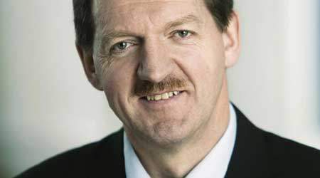 - Arbejdsløse og andre, der mangler efteruddannelse, må nu vente endnu længere, og det samme må erhvervslivet, der råber på uddannet arbejdskraft. Det er dybt skuffende, at regeringen bremser AMU-uddannelserne, mener MF Bjarne Laustsen (S).