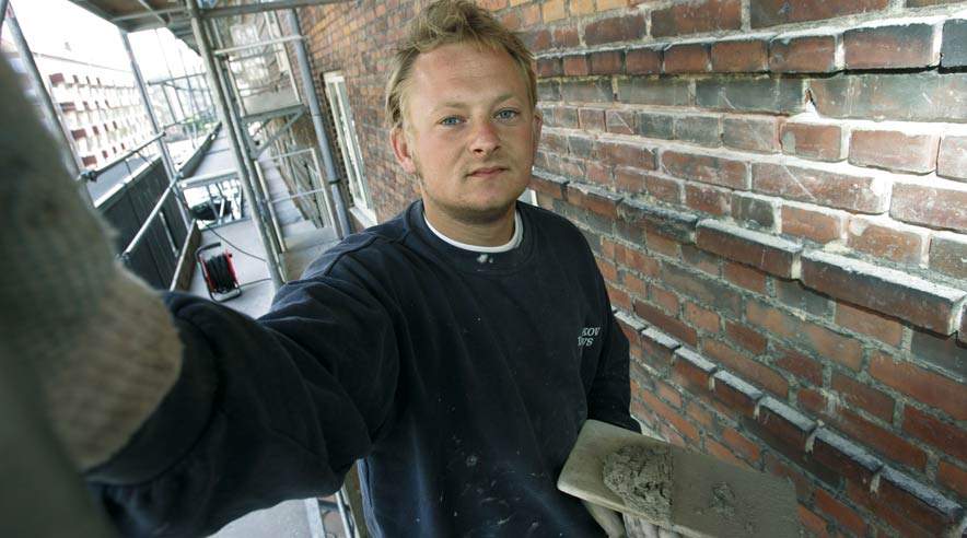 Murersvend Rasmus Jensen er stærkt forarget over, at beskæftigelsesregionerne mener, der er mangel på murere. Foto: Harry Nielsen.