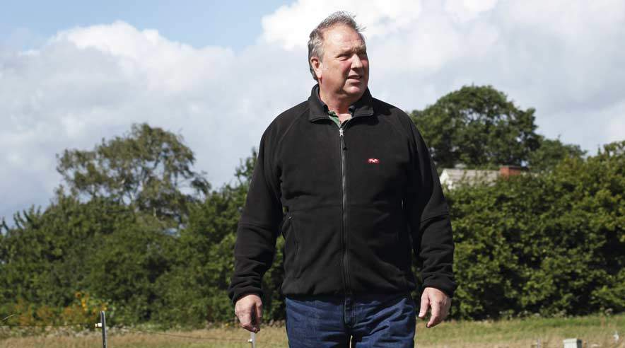 - De havde fundet en knogle ved præstegården fra begravelsesjord. Og indviet jord må ikke smides ud. Men det er Menighedsrådet, der aldrig har sørget for, at jorden var ordentligt indhegnet. Så en hund har vel fundet den. Men anklagen gjorde altså rigtig ondt, fortæller Bjarne Pedersen. (Foto: Benita Marcussen)