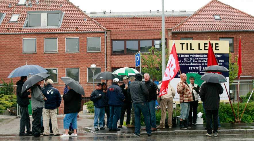 For at markere, at det endnu ikke er lykkedes at tegne dansk overenskomst for det polske firma, der ombygger det tidligere Skævinge Rådhus, demonstrerede repræsentanter for de nordsjællandske byggefagforeninger torsdag morgen foran byggepladsen. Foto: Harry Nielsen.
