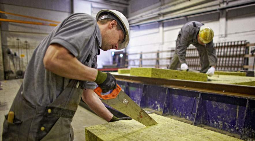 Der er forsvundet næsten 30.000 byggejob på et år. Det er især anlægsarbejde og nybyggeri, der er ramt, og det går blandt andet også hårdt ud over alle producenter af betonelementer. Foto fra elementfabrikken Dalton i Tilst.  (Foto: Henrik Bjerregrav)