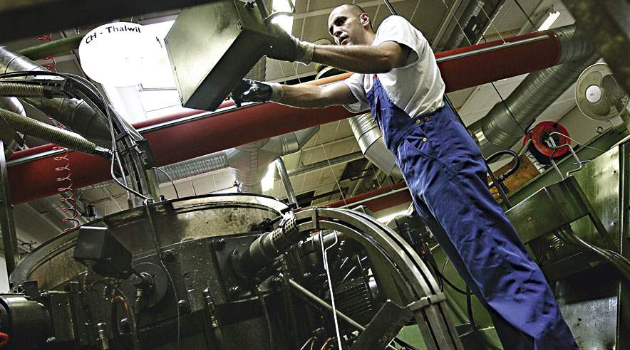 Ansatte på industrivirksomheder, der samler, sorterer og pakker er de mindst lykkelige blandt 3F's faggrupper. Mens de lykkeligste er kokke, tjenere, stuepiger og andre indenfor privat service.  (Foto: Joachim Rode)