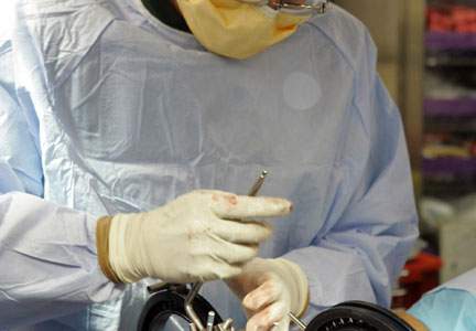 Privathospitalerne opererer for ofte og alt for hurtigt skulderlidelser, der skyldes overbelastning på jobbet. Det siger de fire overlæger fra arbejdsmedicinske klinikker i Haderslev, Herning, Odense og Køge, som Nyhedsbrevet 3F har talt med.

 (Arkivfoto.)