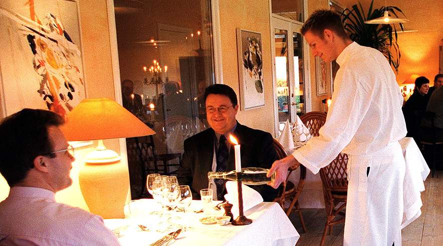 Hvis tjenere, der har sæsonjob om sommeren og står til rådighed som reservetjenere resten af året, skal ud som avisbude året rundt, betyder det en katastrofe for hotel- og restaurationsbranchen, mener 3F. (Arkivfoto: Johnny Wichmann.)