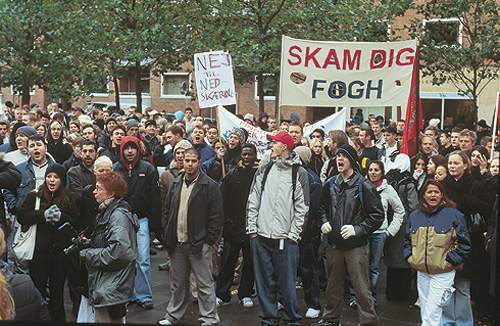 Elever fra erhvervskolerne, der samledes på Frederiksberg tirsdag ved middagstid, mener statsministeren bør skamme sig. (Harry *Nielsen)