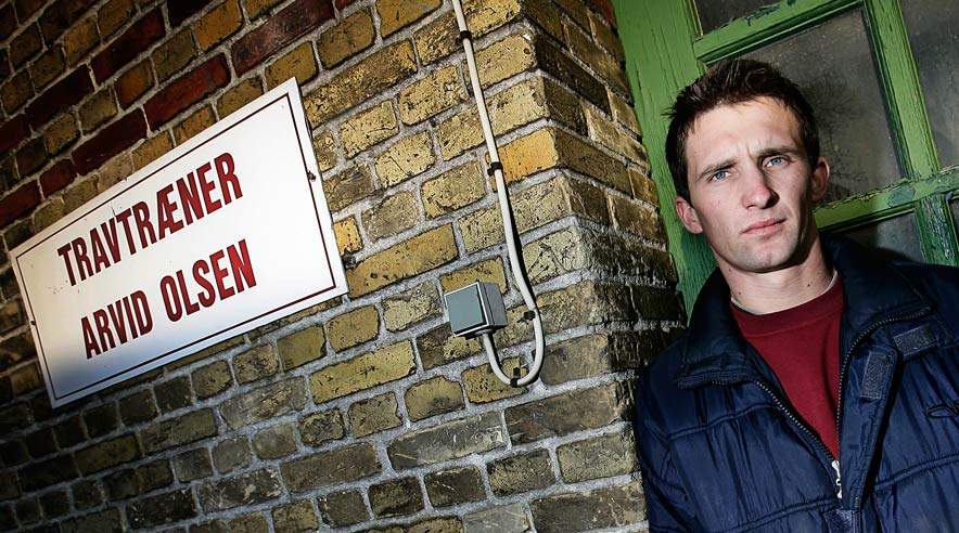 24-årige Mariusz Kolakowski fra Polen fik 29 kroner i timen for sit illegale arbejde som staldmand for travkusken Arvid Olsen. (Foto: Joachim Rode)